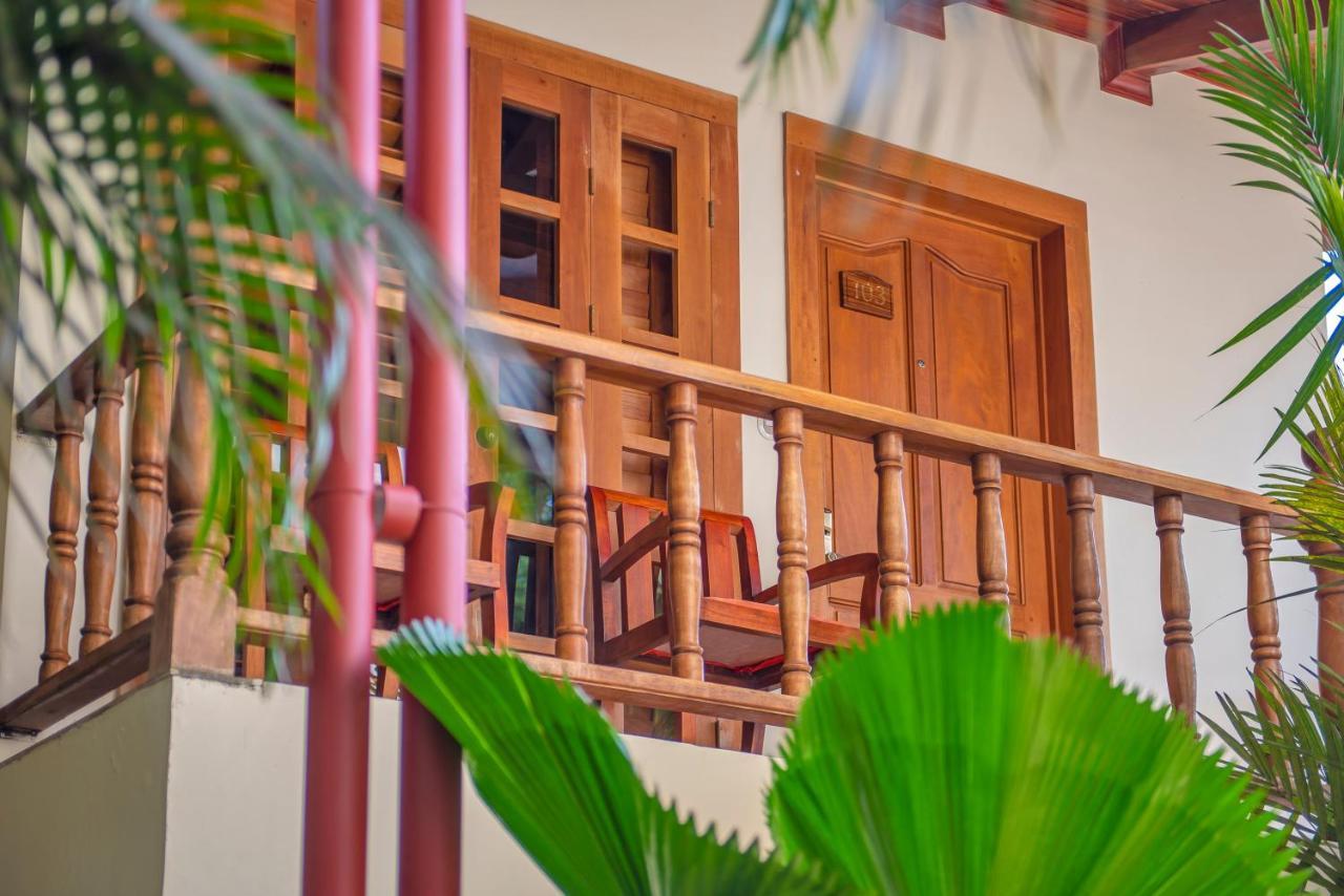 Hotel Villas Lirio Manuel Antonio Exterior photo
